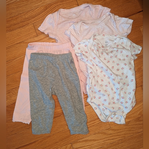 Baby Gap Onesies and Pants - Size 3 to 6 months - Picture 1 of 1
